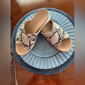 Amazon Essentials Black and Cream Sandals Casual Comfort